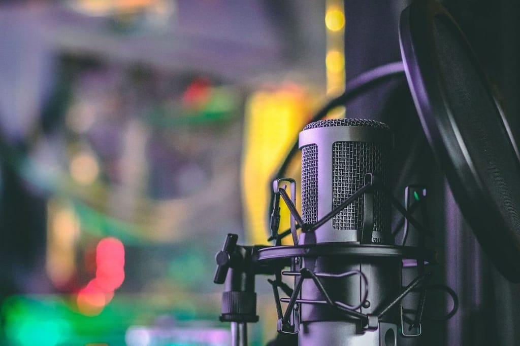 Cromerty York - British Female Voiceover - Using a Pop-Filter For Voiceover