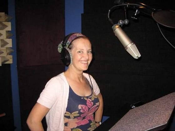 Cromerty York - British Female Voice Over - Actores Troslais Gymraeg Actores Troslais Gymraeg yn ei Stiwdio